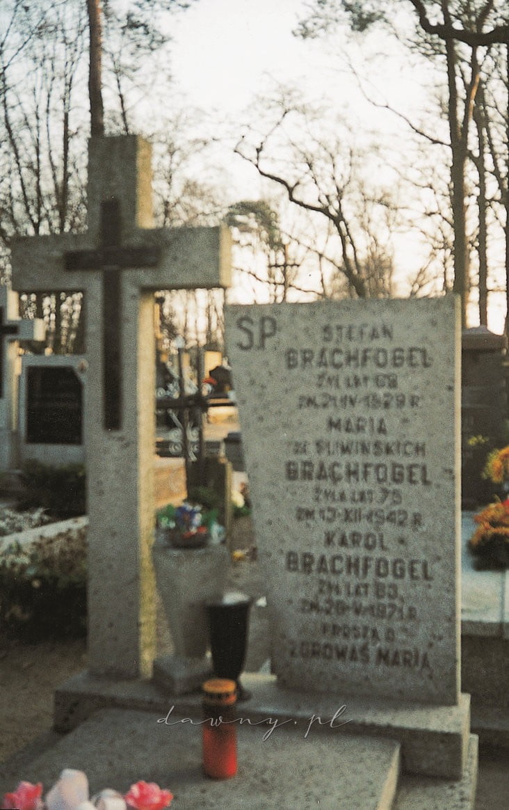 Kobyłka. Grób Zofii Brachfogel. W księgach parafialnych kościoła Świętej Trójcy znajduje się zapis dotyczący zawarcia małżeństwa między Karolem Brachfoglem a Zofią Konarską.