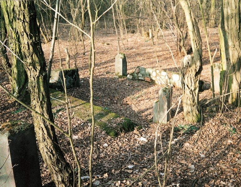 Ręczaje Nowe. Do budowy nagrobka użyto kamienia polnego.