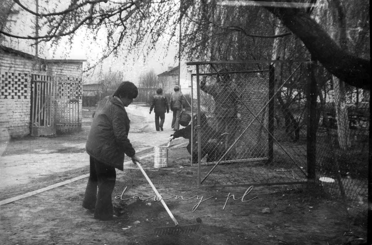 Słoneczny Szczep podczas prac społecznych na terenie osiedla Słoneczna, początek lat 70.
