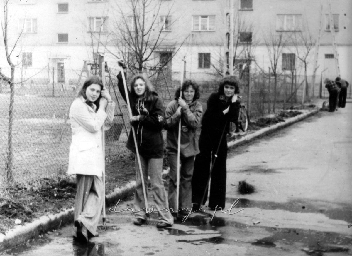 Słoneczny Szczep podczas prac społecznych na terenie osiedla Słoneczna, początek lat 70.
