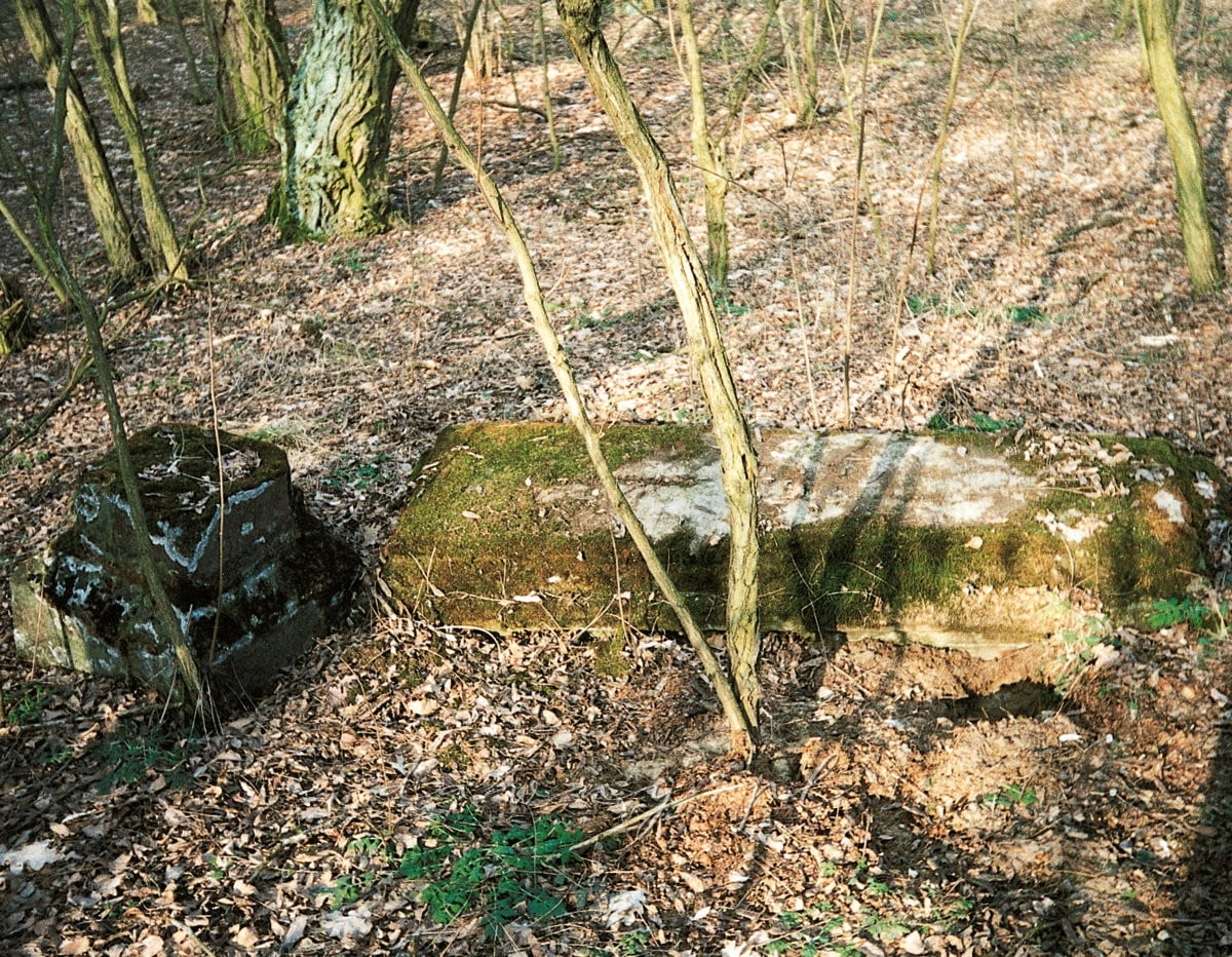 Ręczaje Nowe. Jeden z grobów z zachowanym cokołem.
