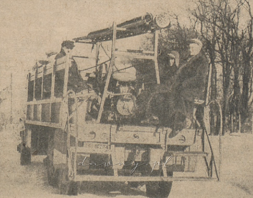 Po drodze mijamy ciężki wóz OSP z Marek. Ciężkie warunki zimowe nie pozwalają na dalszą jazdę. (1956)