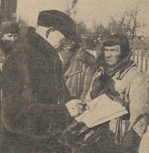 Robota rzetelna. Szkic akcji sporządza gospodarz OSP — Głowacki. Jest to niezbędny element protokołu popożarowego (1956)