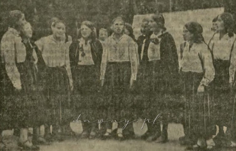 Inscenizacja okolicznościowa wystawiana przez zespół uczennic z Willi-Góry, w barwnych sukienkach i mazurskich fartuszkach.