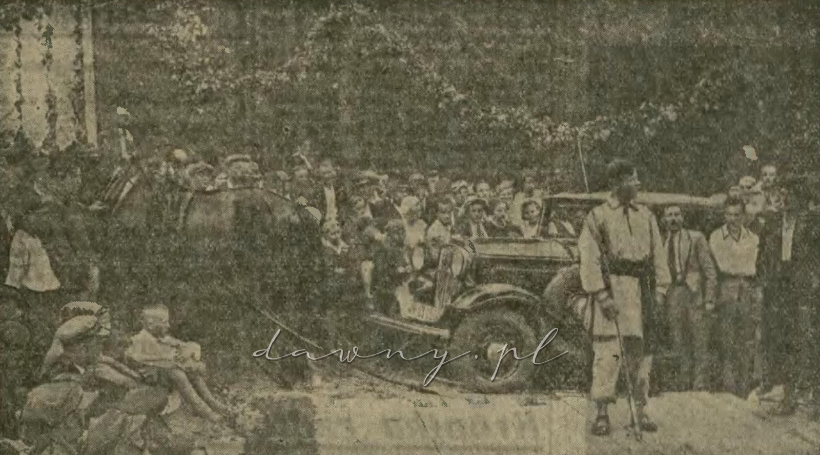 Śmiechu było conlemiara, kiedy wystawiono „żywy obraz", będący ciętą satyrą na stan niektórych dróg podstołecznych. Oto piękna limuzyna nie może ruszyć z piachu i nawet para koni nie pomaga.