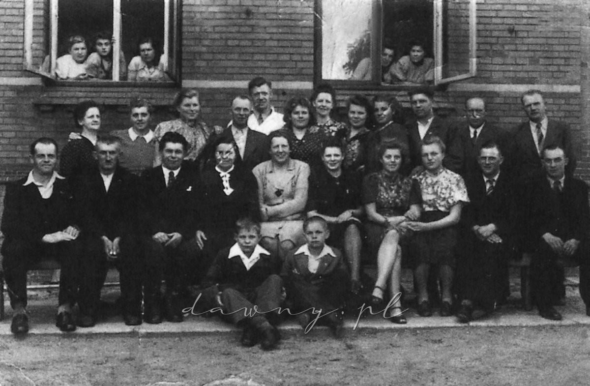 Viborg. Zdjęcie pani Heleny Sobieckiej w obozie polskich uchodźców (piąta z prawej strony w pierwszym rzędzie).