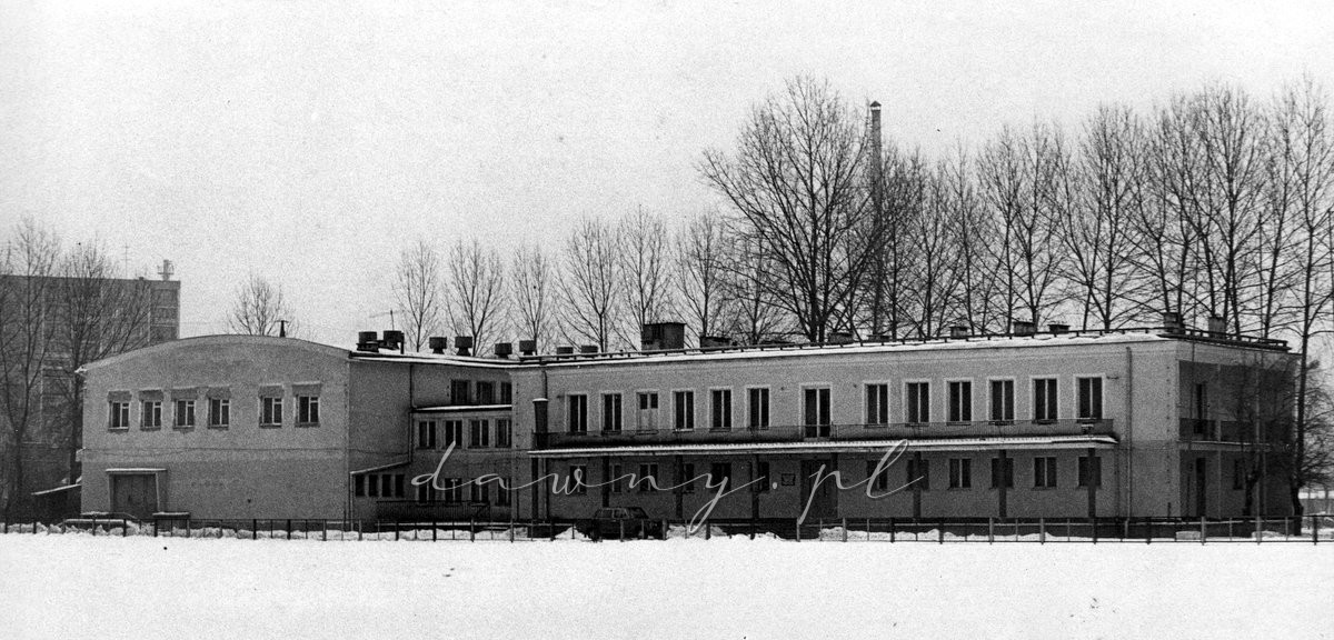 MZKS Huragan Wołomin - widok obiektu głównego od strony płyty głównej boiska (rok1980)