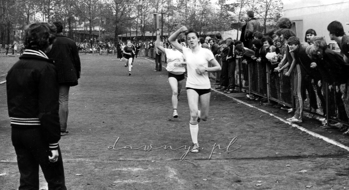 Meta 1200m dziewcząt. Biegi przełajowe - MZKS Huragan w Wołominie, 7 października1980.
