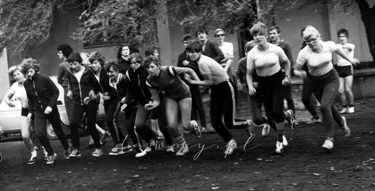 Bieg na 1500m szkół ponadpodstawowych. Biegi przełajowe - MZKS Huragan w Wołominie, 7 października1980.