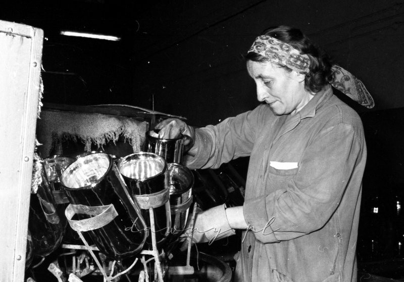 28 listopada 1974 - Zakład B, produkcja termosów w Hucie Szkła w Wołominie. Fot. Bolesław Szulim.