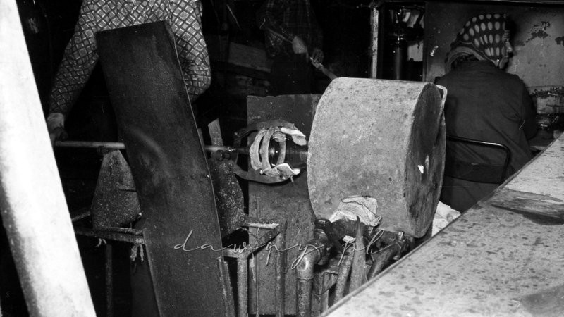 28 listopada 1974 - Zakład B, produkcja termosów w Hucie Szkła w Wołominie. Fot. Bolesław Szulim.