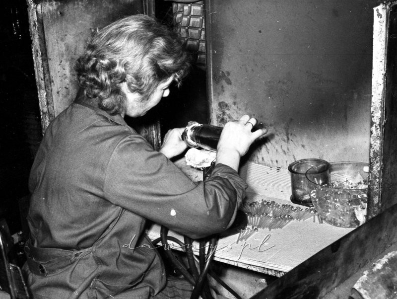 28 listopada 1974 - Zakład B, produkcja termosów w Hucie Szkła w Wołominie. Fot. Bolesław Szulim.