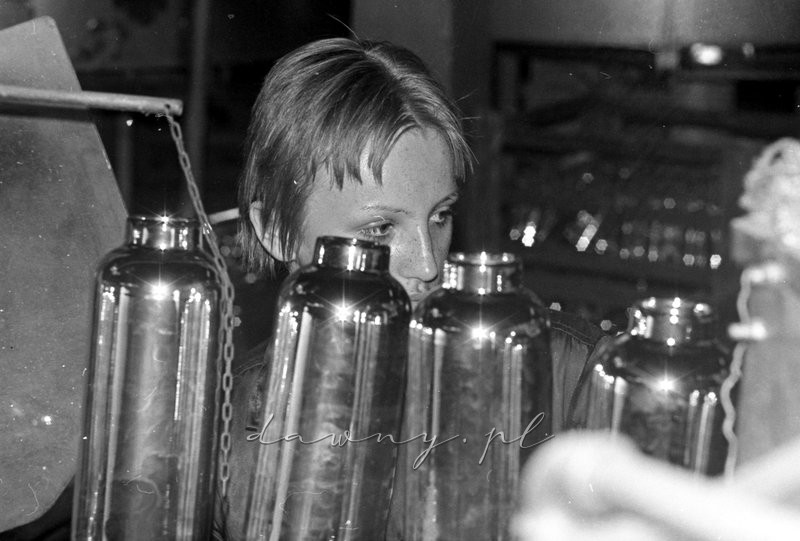 28 listopada 1974 - Zakład B, produkcja termosów w Hucie Szkła w Wołominie. Fot. Bolesław Szulim.