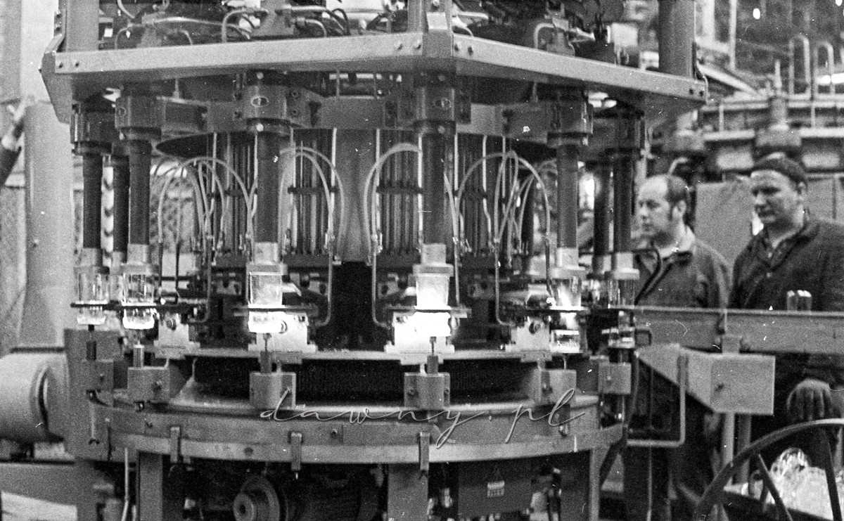 24 września 1974 - pierwsza produkcja szklanek w Hucie Szkła w Wołominie na linii automatycznej OLIVOTTO. Fot. Bolesław Szulim.