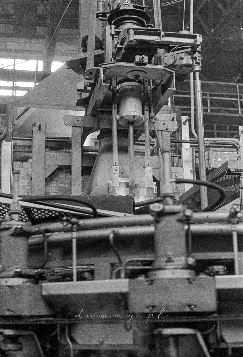 24 września 1974 - pierwsza produkcja szklanek w Hucie Szkła w Wołominie na linii automatycznej OLIVOTTO. Fot. Bolesław Szulim.