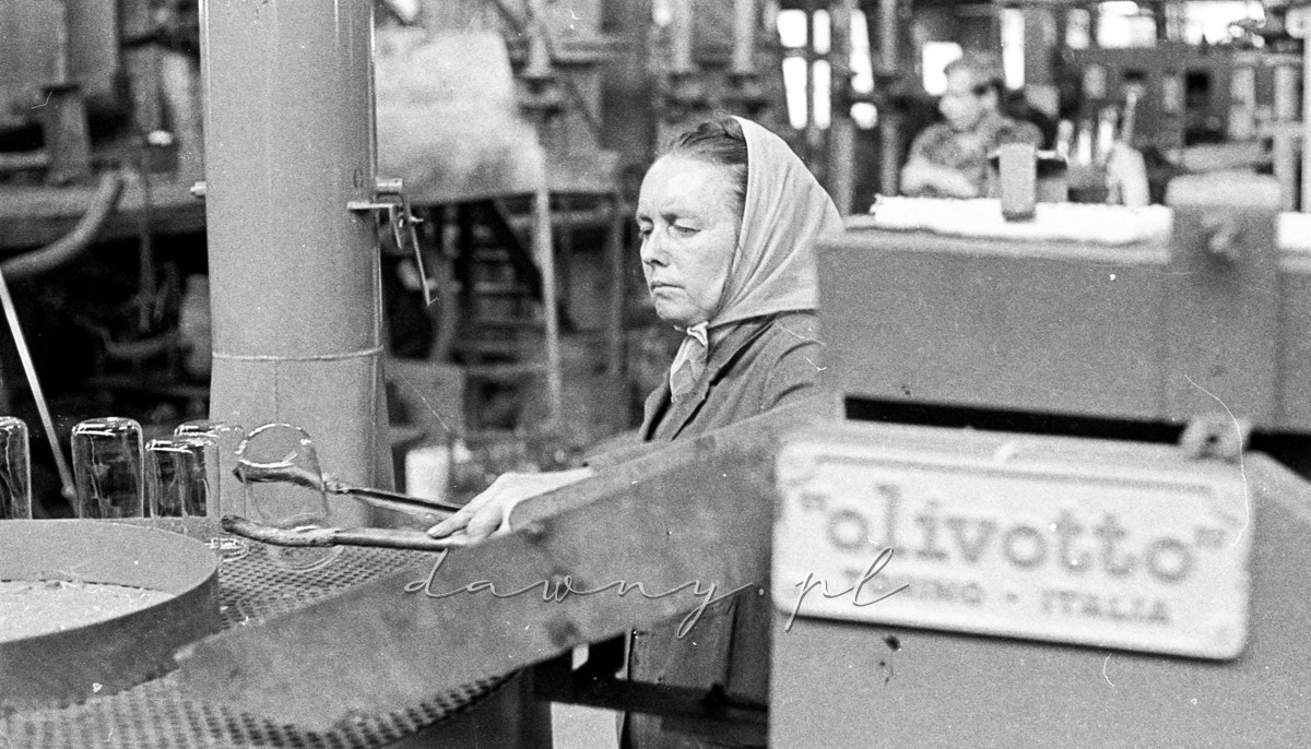 24 września 1974 - pierwsza produkcja szklanek w Hucie Szkła w Wołominie na linii automatycznej OLIVOTTO. Fot. Bolesław Szulim.