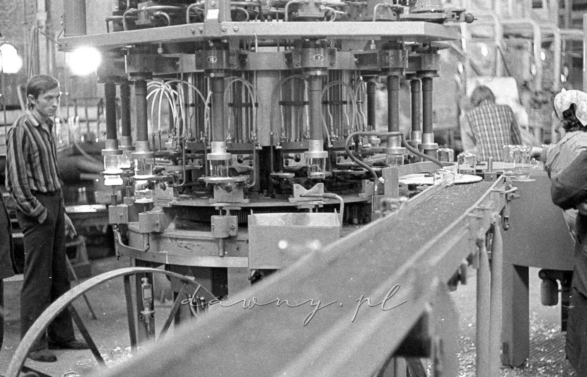 24 września 1974 - pierwsza produkcja szklanek w Hucie Szkła w Wołominie na linii automatycznej OLIVOTTO. Fot. Bolesław Szulim.