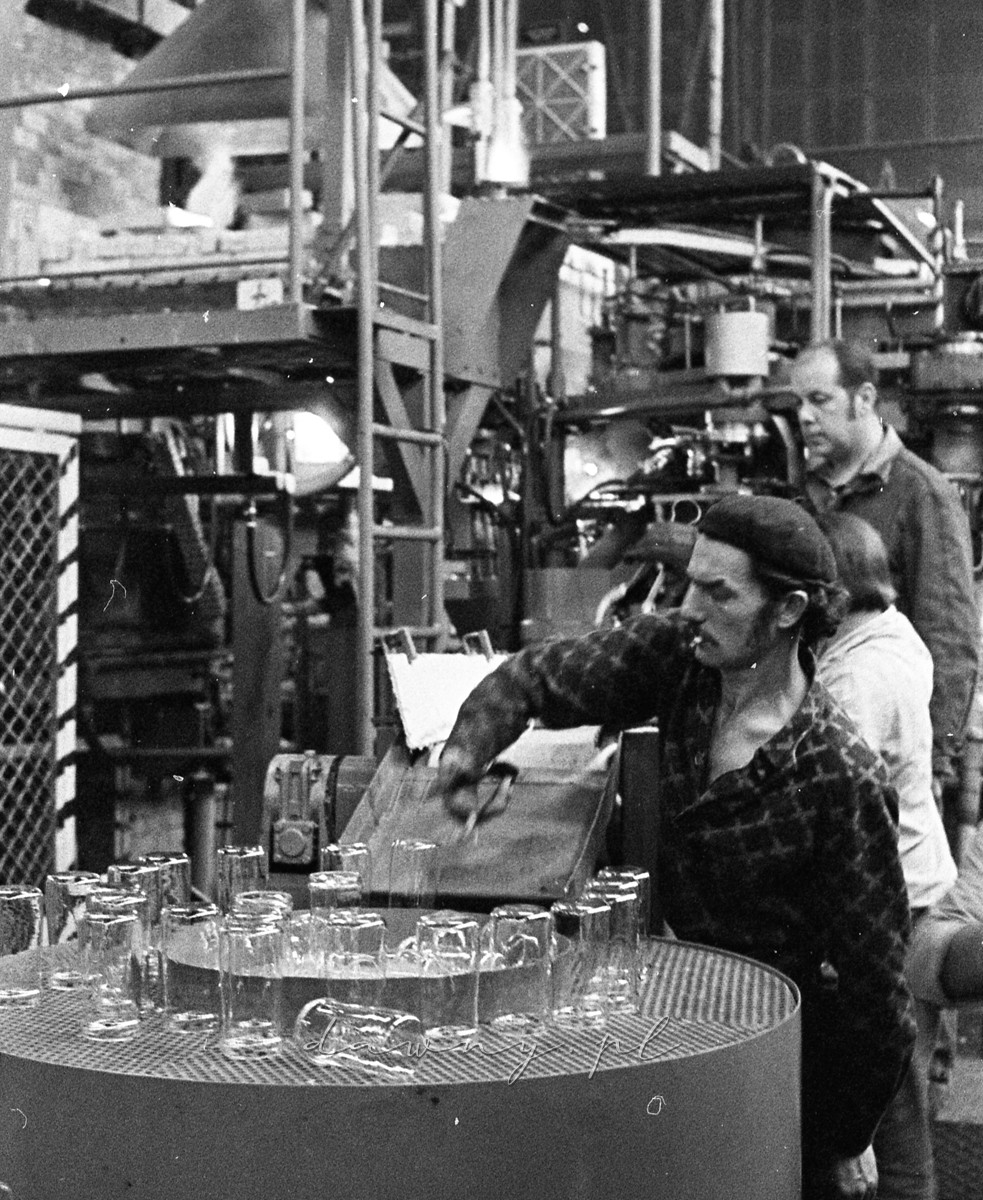 24 września 1974 - pierwsza produkcja szklanek w Hucie Szkła w Wołominie na linii automatycznej OLIVOTTO. Fot. Bolesław Szulim.