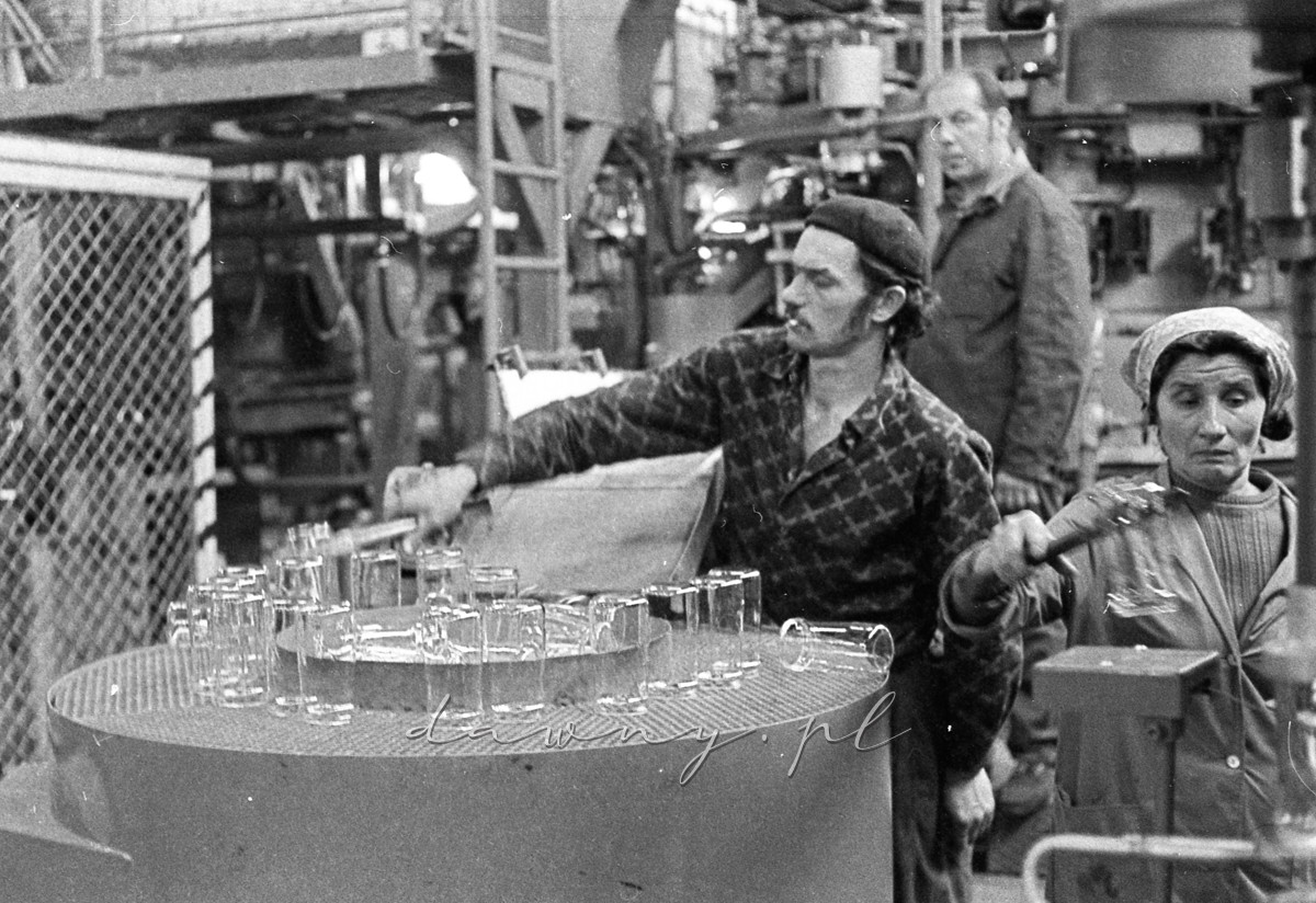 24 września 1974 - pierwsza produkcja szklanek w Hucie Szkła w Wołominie na linii automatycznej OLIVOTTO. Fot. Bolesław Szulim.