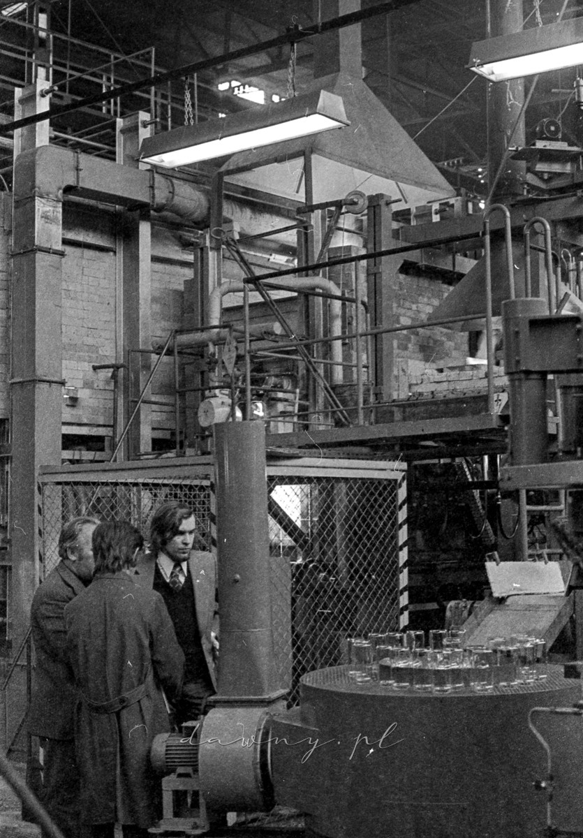 24 września 1974 - pierwsza produkcja szklanek w Hucie Szkła w Wołominie na linii automatycznej OLIVOTTO. Fot. Bolesław Szulim.