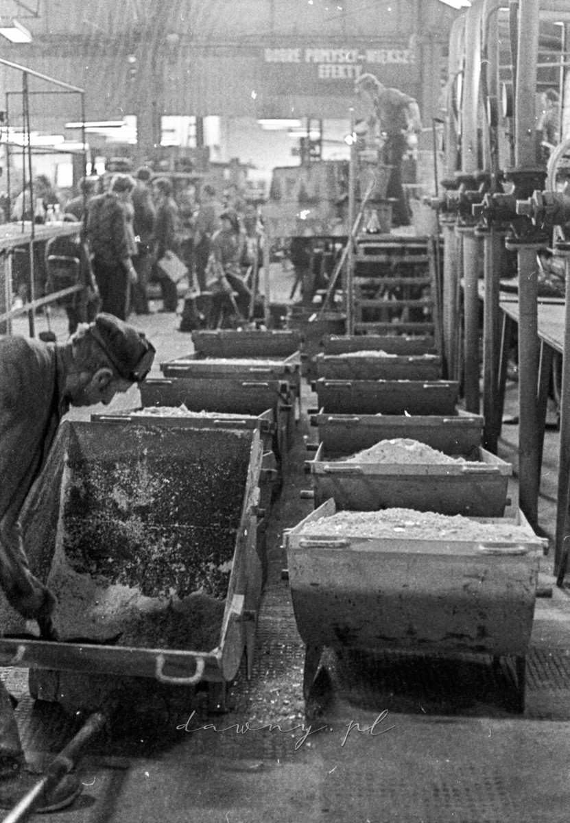 24 września 1974 - pierwsza produkcja szklanek w Hucie Szkła w Wołominie na linii automatycznej OLIVOTTO. Fot. Bolesław Szulim.