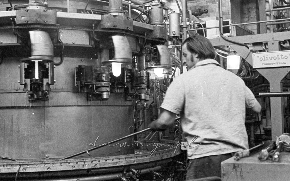 24 września 1974 - pierwsza produkcja szklanek w Hucie Szkła w Wołominie na linii automatycznej OLIVOTTO. Fot. Bolesław Szulim.
