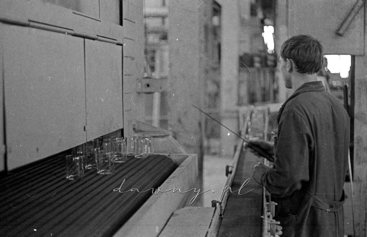 24 września 1974 - pierwsza produkcja szklanek w Hucie Szkła w Wołominie na linii automatycznej OLIVOTTO. Fot. Bolesław Szulim.