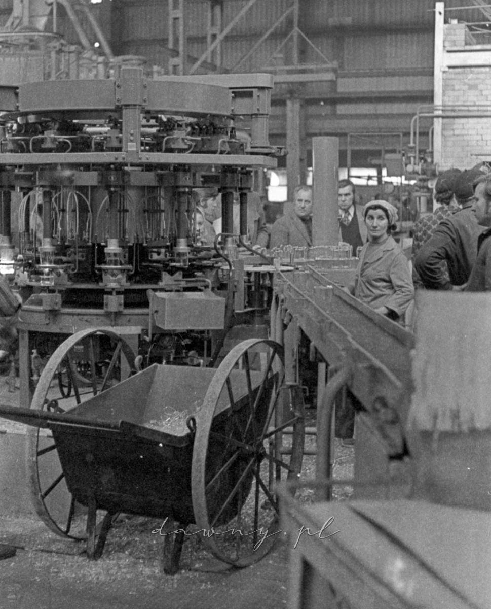24 września 1974 - pierwsza produkcja szklanek w Hucie Szkła w Wołominie na linii automatycznej OLIVOTTO. Fot. Bolesław Szulim.