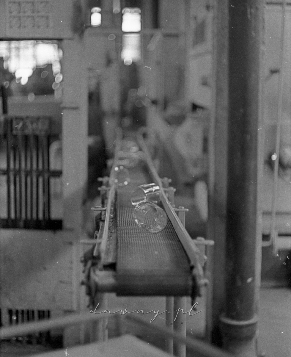 24 września 1974 - pierwsza produkcja szklanek w Hucie Szkła w Wołominie na linii automatycznej OLIVOTTO. Fot. Bolesław Szulim.