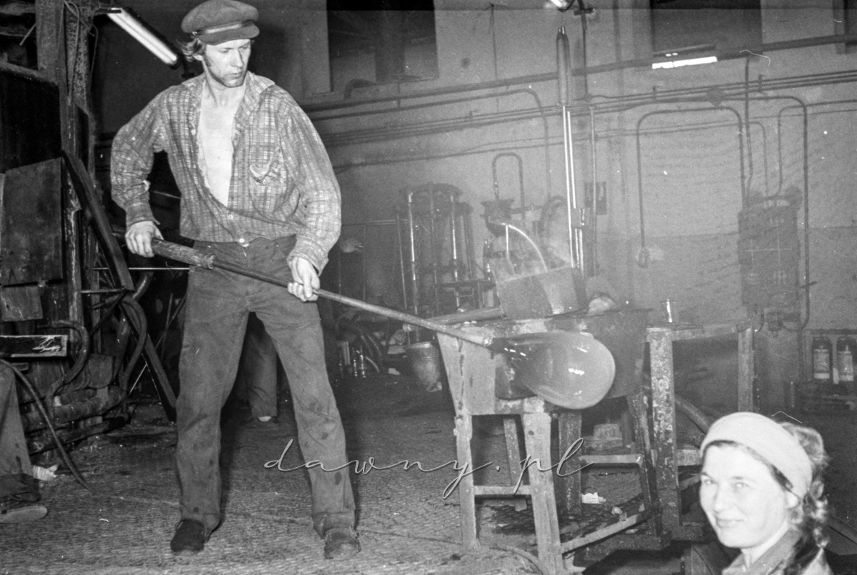 1 kwietnia 1975 r. - Produkcja ręczna, wydmuchiwanie wyrobów. Zakład B Huty Szkła w Wołominie. Fot. Bolesław Szulim.