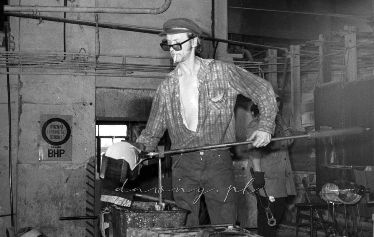 1 kwietnia 1975 r. - Produkcja ręczna, wydmuchiwanie wyrobów. Zakład B Huty Szkła w Wołominie. Fot. Bolesław Szulim.