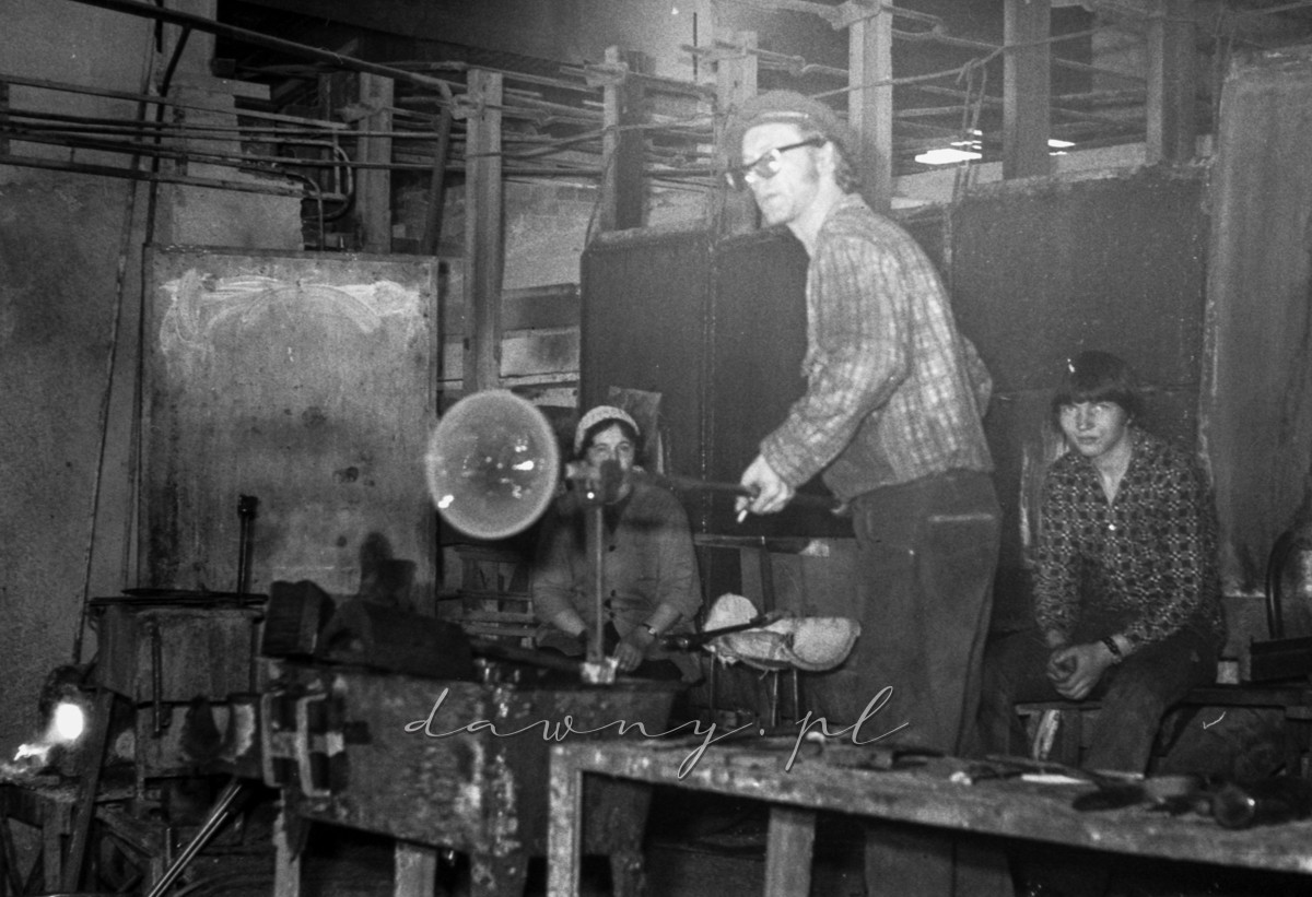1 kwietnia 1975 r. - Produkcja ręczna, wydmuchiwanie wyrobów. Zakład B Huty Szkła w Wołominie. Fot. Bolesław Szulim.