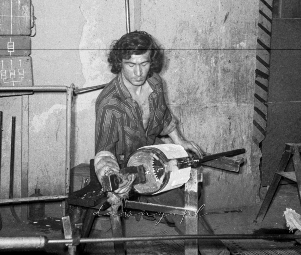 1 kwietnia 1975 r. - Produkcja ręczna, wydmuchiwanie wyrobów. Zakład B Huty Szkła w Wołominie. Fot. Bolesław Szulim.