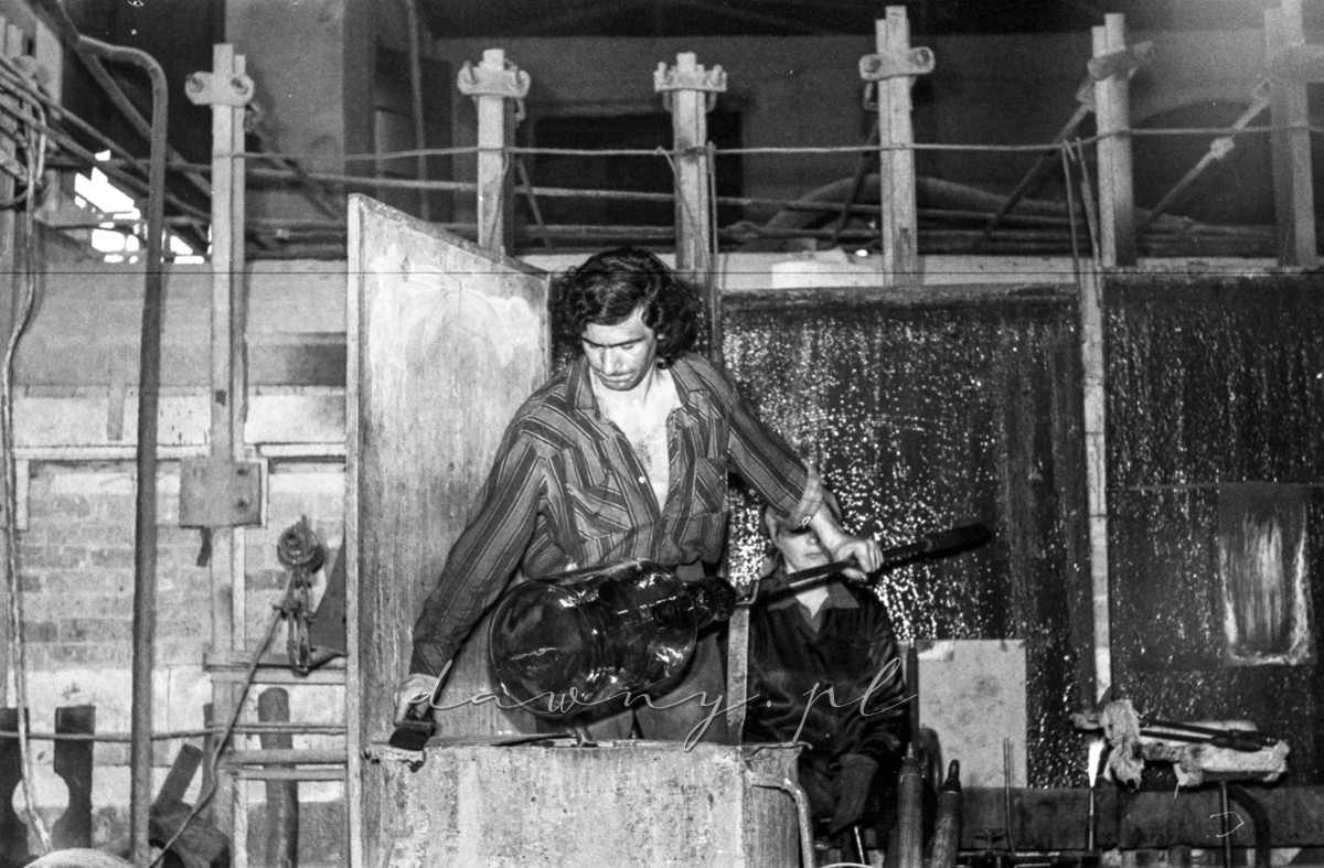 1 kwietnia 1975 r. - Produkcja ręczna, wydmuchiwanie wyrobów. Zakład B Huty Szkła w Wołominie. Fot. Bolesław Szulim.