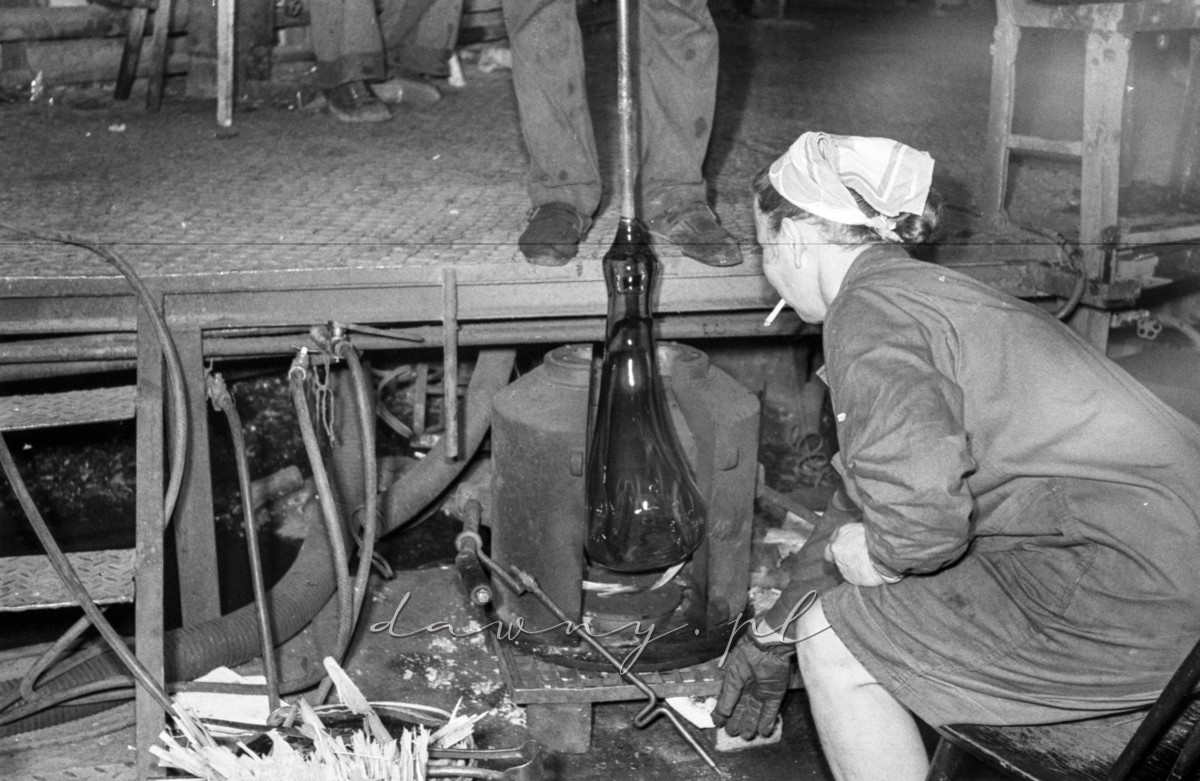 1 kwietnia 1975 r. - Produkcja ręczna, wydmuchiwanie wyrobów. Zakład B Huty Szkła w Wołominie. Fot. Bolesław Szulim.