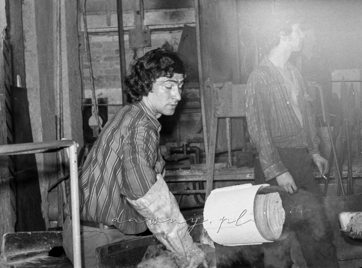 1 kwietnia 1975 r. - Produkcja ręczna, wydmuchiwanie wyrobów. Zakład B Huty Szkła w Wołominie. Fot. Bolesław Szulim.