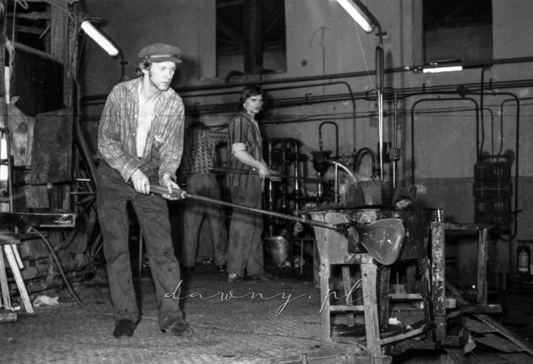1 kwietnia 1975 r. - Produkcja ręczna, wydmuchiwanie wyrobów. Zakład B Huty Szkła w Wołominie. Fot. Bolesław Szulim.