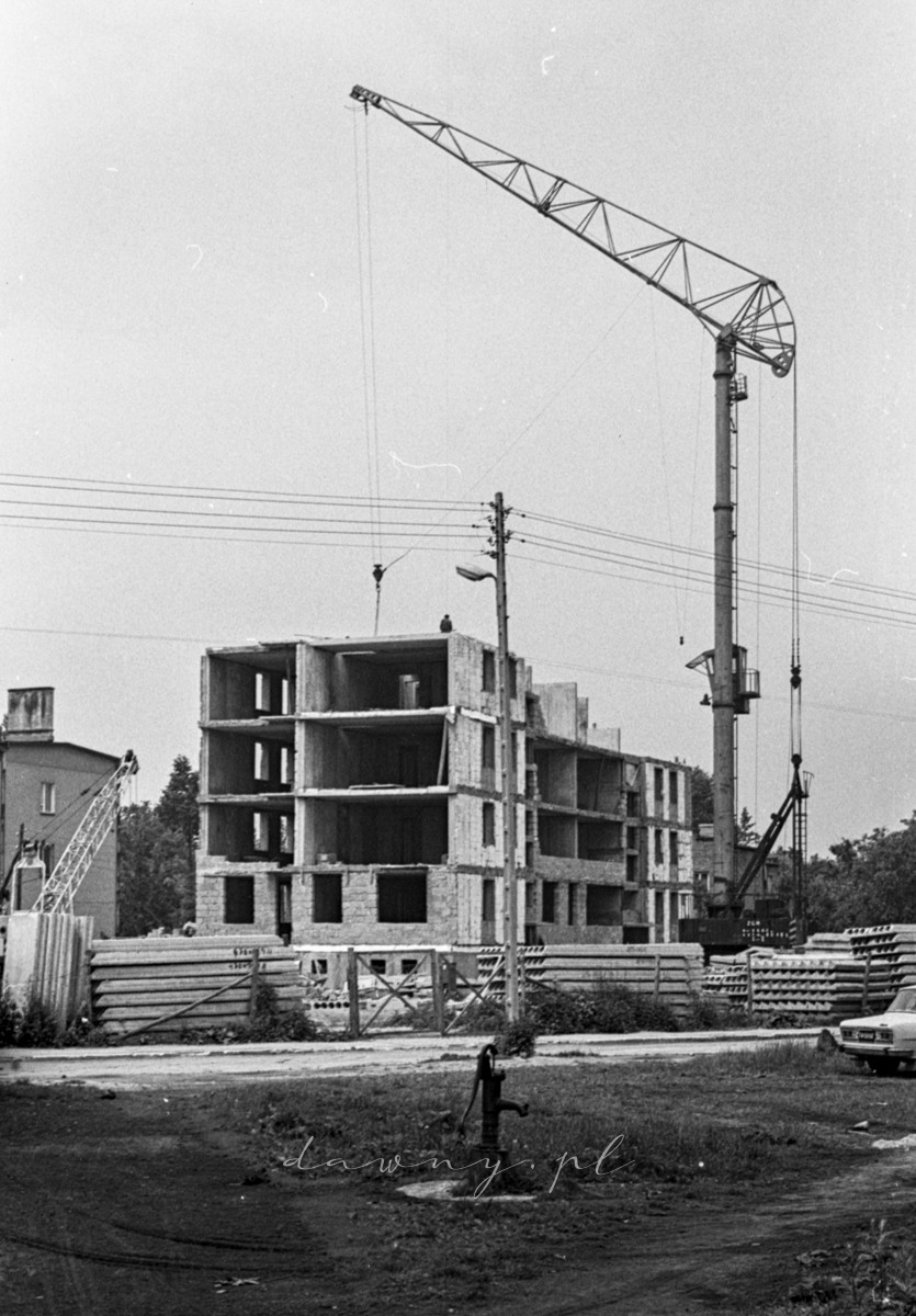 Rok 1974 - budowa budynków mieszkalnych H.S. w Wołominie, blok nr 1 i 2. Fot. Bolesław Szulim
