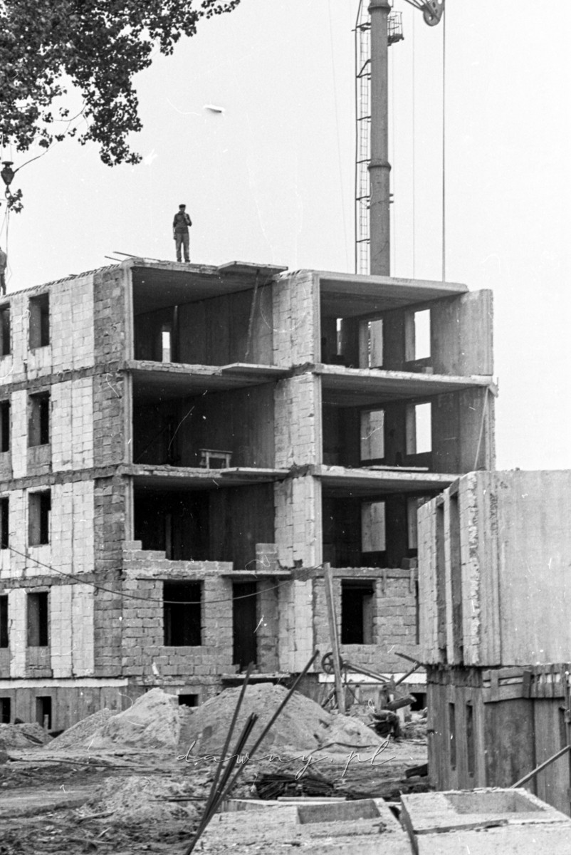 Rok 1974 - budowa budynków mieszkalnych H.S. w Wołominie, blok nr 1 i 2. Fot. Bolesław Szulim