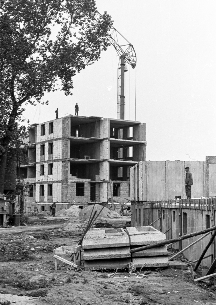 Rok 1974 - budowa budynków mieszkalnych H.S. w Wołominie, blok nr 1 i 2. Fot. Bolesław Szulim