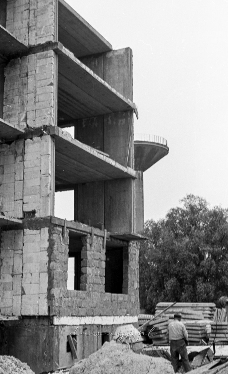 Rok 1974 - budowa budynków mieszkalnych H.S. w Wołominie, blok nr 1 i 2. Fot. Bolesław Szulim
