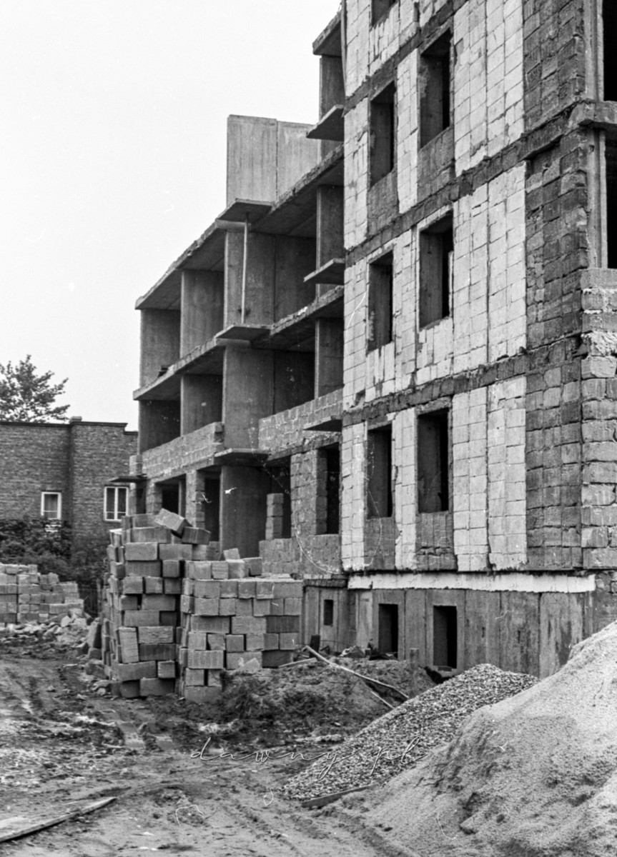 Rok 1974 - budowa budynków mieszkalnych H.S. w Wołominie, blok nr 1 i 2. Fot. Bolesław Szulim