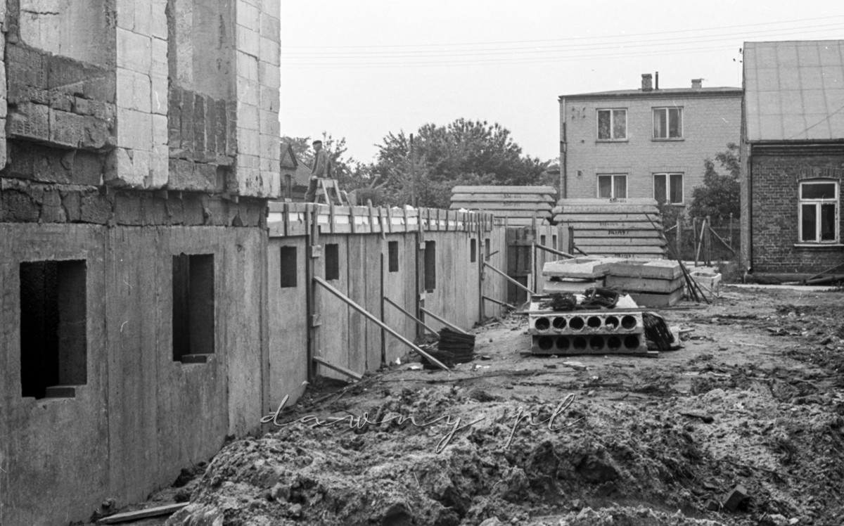 Rok 1974 - budowa budynków mieszkalnych H.S. w Wołominie, blok nr 1 i 2. Fot. Bolesław Szulim