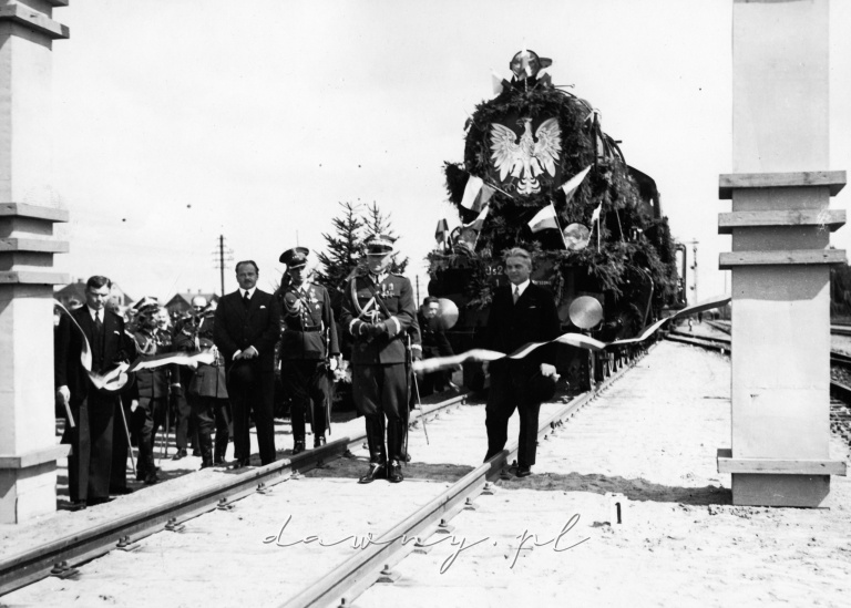 Gen. Edward Śmigły-Rydz po przecięciu wstęgi podczas uroczystości otwarcia linii kolejowej Zegrze-Radzymin, 22 sierpnia 1936
