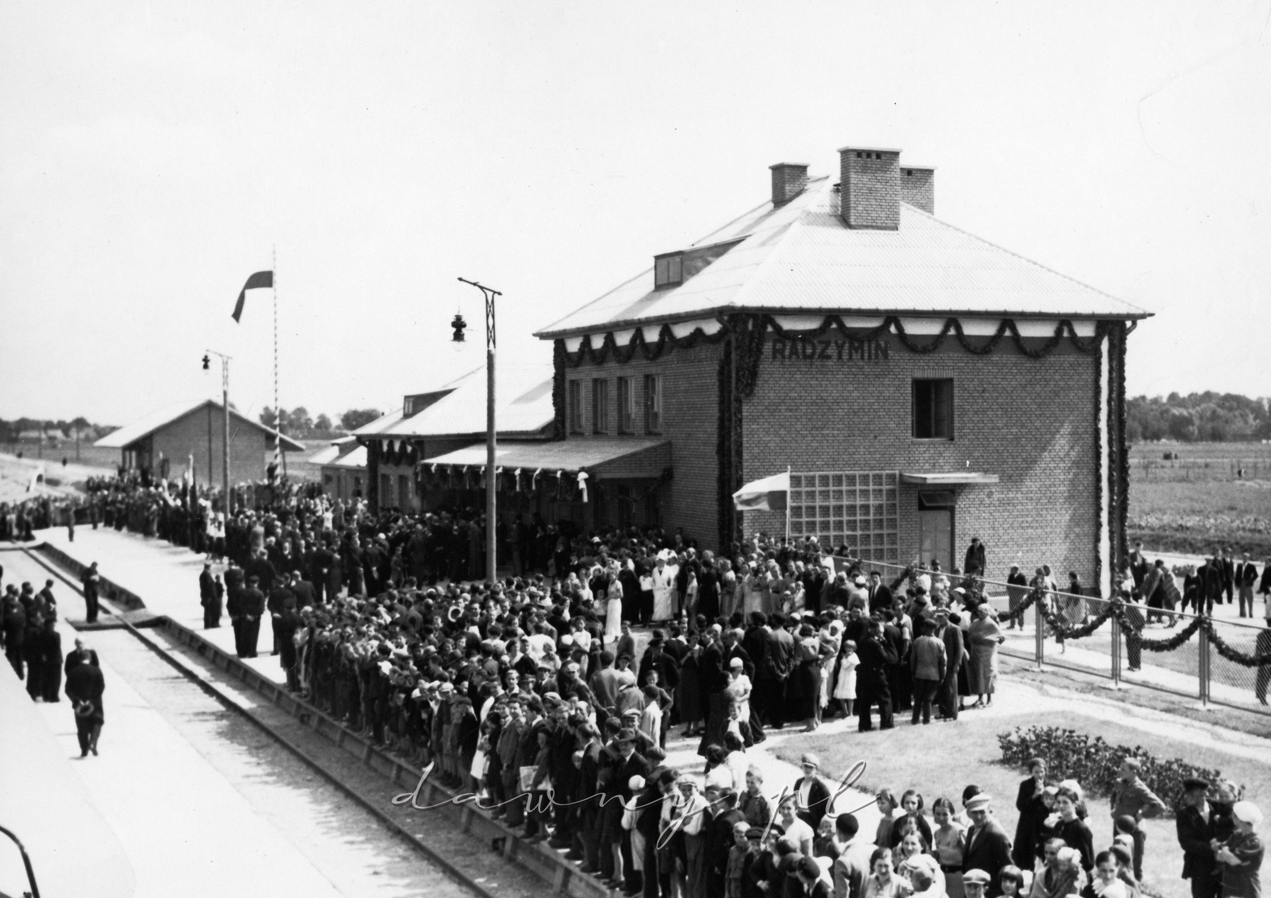 Otwarcie linii kolejowej Zegrze - Radzymin - Tłuszcz. Ludność oczekująca na pierwszy pociąg na stacji w Radzyminie. 22 sierpnia 1936