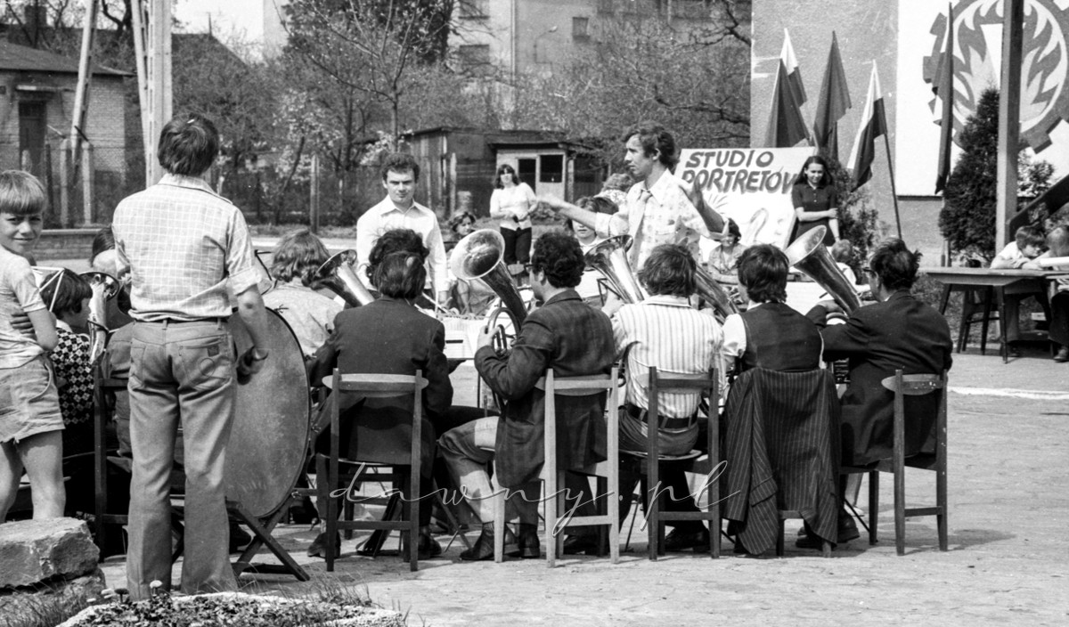 1 maja 1977 - występ orkiestry dętej wołomińskiej Huty Szkła. Fot. Bolesław Szulim.
