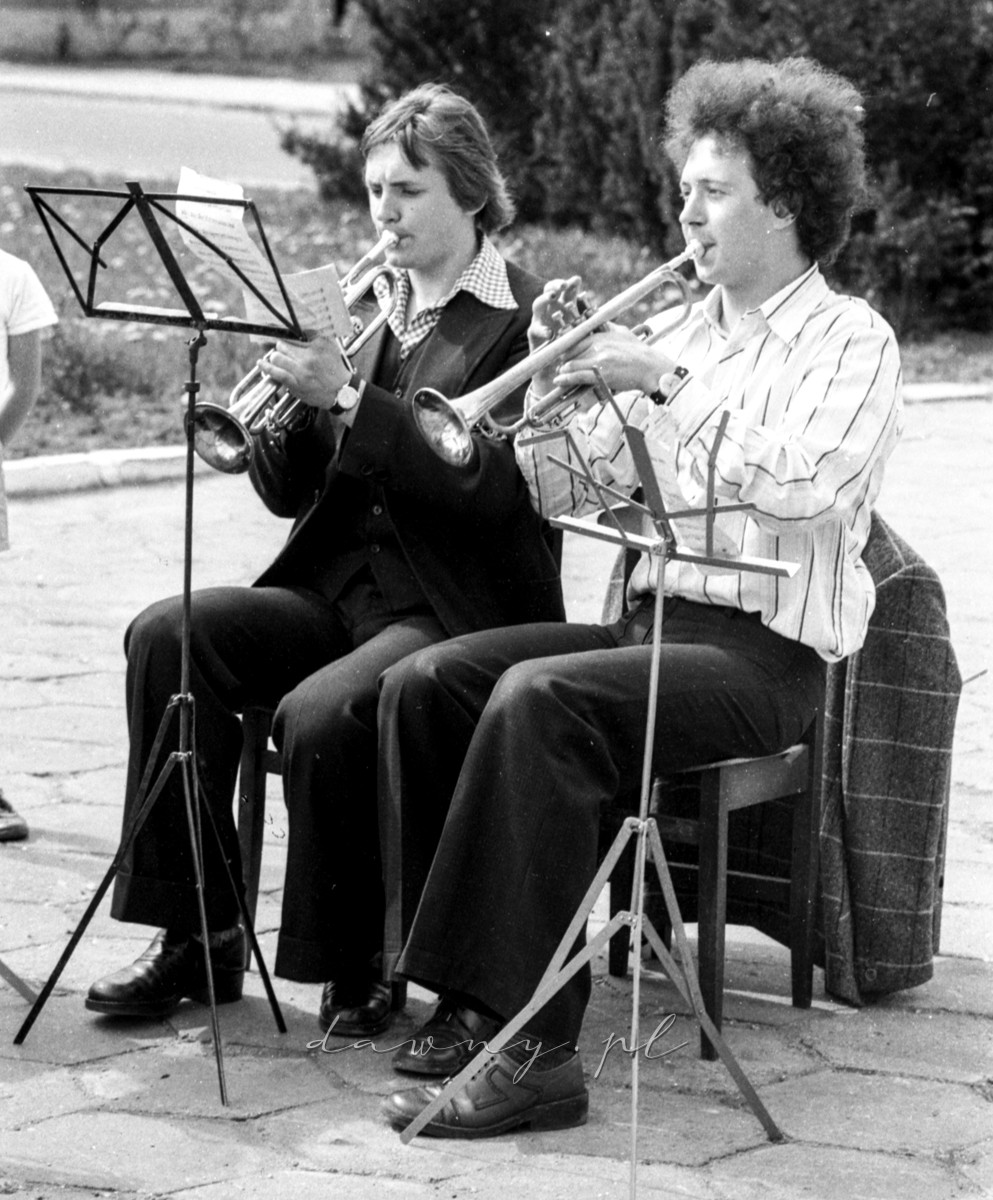 1 maja 1977 - występ orkiestry dętej wołomińskiej Huty Szkła. Fot. Bolesław Szulim.