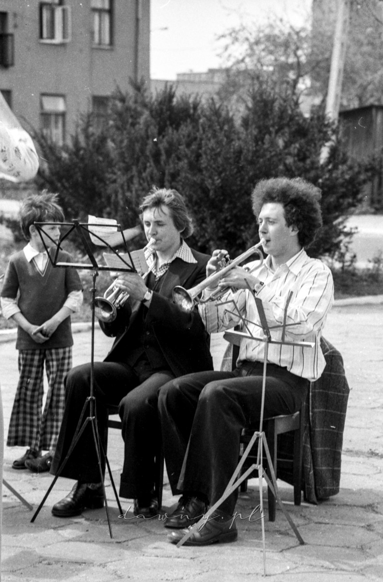 1 maja 1977 - występ orkiestry dętej wołomińskiej Huty Szkła. Fot. Bolesław Szulim.