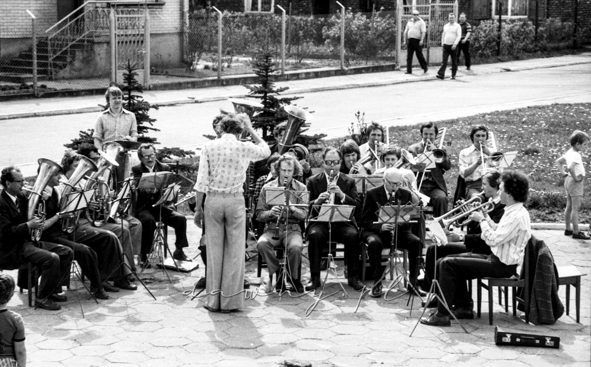 1 maja 1977 - występ orkiestry dętej wołomińskiej Huty Szkła. Fot. Bolesław Szulim.