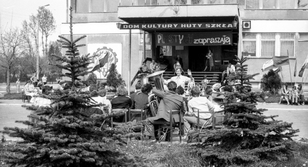 1 maja 1977 - występ orkiestry dętej wołomińskiej Huty Szkła. Fot. Bolesław Szulim.